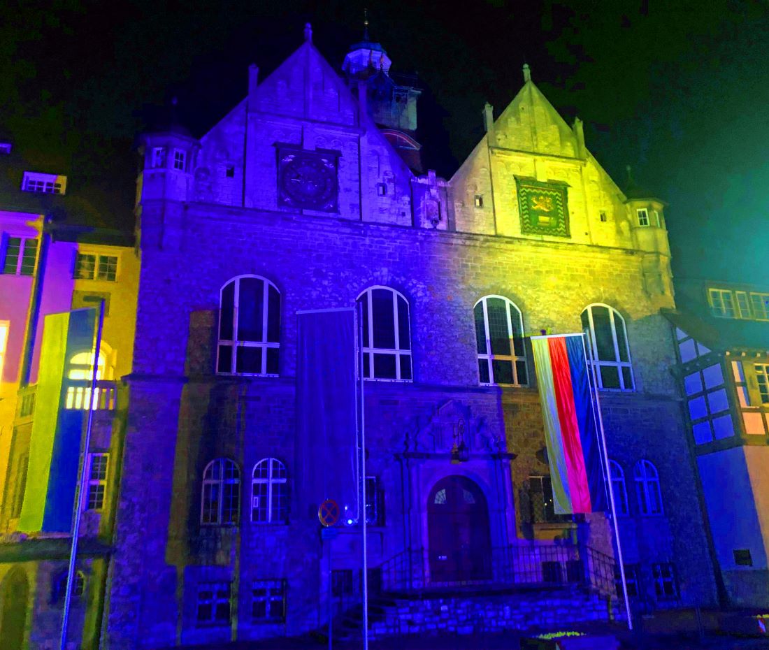 Rathaus Bergisch Gladbach in gelb blau angestrahlt