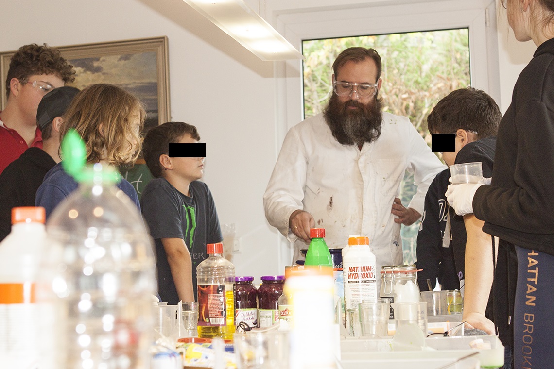Hendrik Fischer beim Experimentierkurs "Ich mach Chemie"
