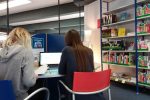 Schülerinnen vor Laptop in der Bücherei