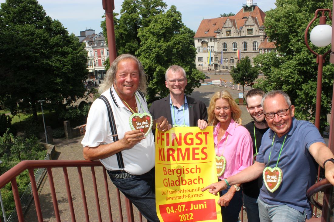 Pfingstkirmes Bergisch Gladbach: Organisatoren mit Plakat