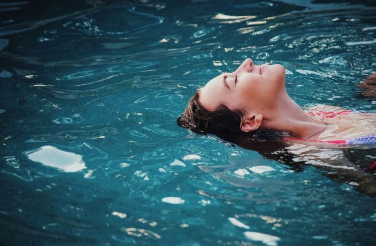 Frau im Schwimmbad