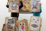 Kunsttreff: Kinder mit bemalten Masken