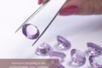 Pinzette mit Schmucksteinen, synonym für Schmuck-Upcycling