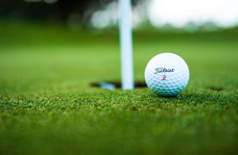 Golfball auf Golfplatz