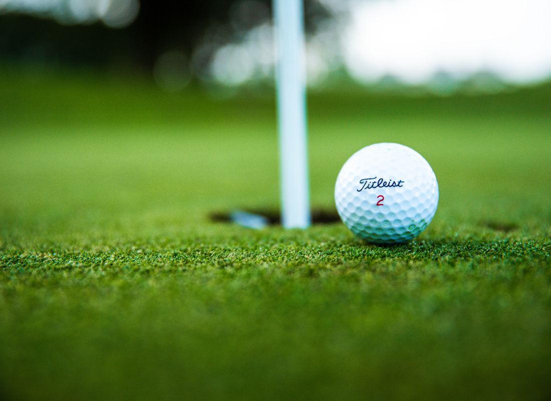 Golfball auf Golfplatz