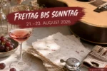 Weinglas, Akustikgitarre, handgeschöpftes Papier und Fahrradklingel als Symbolbild der Wochenendtipps vom 21. bis 23. August 2026